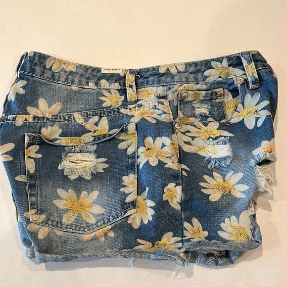 Almost Famous Daisies High Rise Shorts Size 5 - Picture 8 of 16